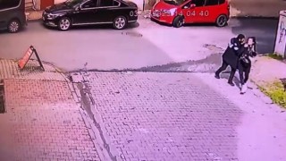 Sevgilisi olduğu iddia edilen kadını kendisinden kaçarken yakalayıp darp ettiği anlar kamerada