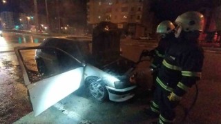 Seyir halindeki araç alev aldı