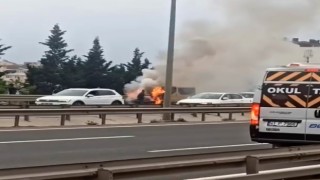 Seyir halindeki araç alev alev yandı