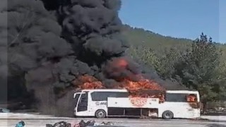 Seyir halindeki otobüs alev alev yandı, facianın eşiğinden dönüldü