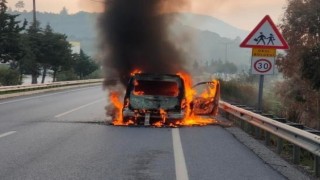 Seyir halindeki ticari araç, alev topuna döndü