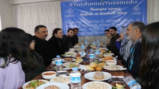 Siirt Valisi Hacıbektaşoğlu, KYK yurtlarına yerleştirilen afetzede ailelerle iftar yaptı