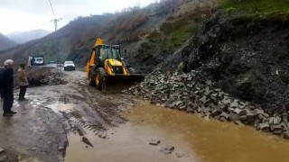 Siirtte heyelan nedeniyle yol kapandı