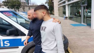 Silahı kurcalarken arkadaşını kafasından vuran genç tutuklandı