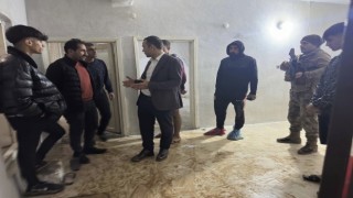 Silopi Kaymakamı Koç, su basan evleri inceledi