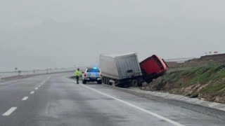 Silopide tır devrildi: 1 yaralı