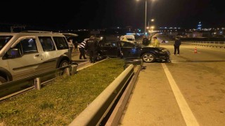 Sinopta kontrolden çıkan otomobil refüje çıktı: 3 yaralı