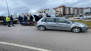 Sinopta otomobille çarpışan motosiklet sürücüsü yaralandı