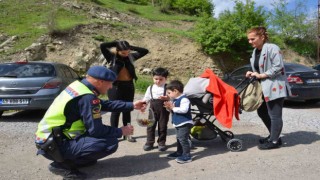 Şırnakta jandarma, sınır noktalarında vatandaşın bayramını kutladı
