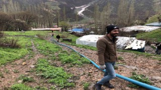 Şırnakta sel nedeniyle zarar gören içme suyu şebekesini köylüler onardı