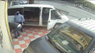 Şişlide minibüsle soygun girişimi kamerada: Komşu bağırınca apar topar kaçtılar