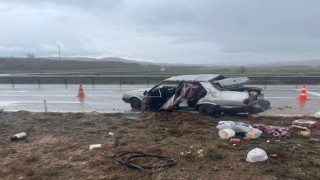 Sivasta tırla otomobil çarpıştı: 3 yaralı