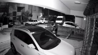 Sokakta gözüne kestitirdiği kedi kulübesini kucakladığı gibi kaçtı