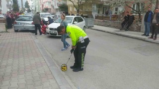 Sokakta oynayan çocuğa otomobil çarptı