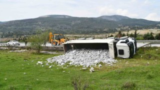 Sökede taş yüklü kamyon devrildi