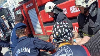 Sollama yaparken palmiyeye çarpan otomobilde sıkışan sürücü ağır yaralandı