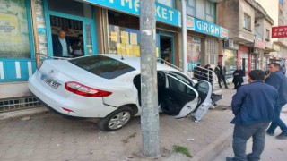 Sollamak isterken araca çarptı, kaldırıma çarparak durabildi