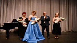 Soprano Esra Abacıoğlu Akcan sanatseverlerle buluştu.