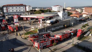 Sultanbeylide akaryakıt istasyonunda gaz tankeri alev alev yandı
