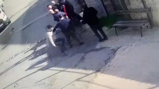 Sultanbeylide bıçaklı kavga kamerada: Yaşlı adamı bıçaklayıp kaçtı
