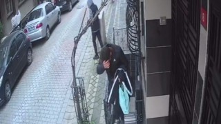 Sultangazide ilginç hırsızlık kamerada: Tespih sallayarak nöbet tuttu