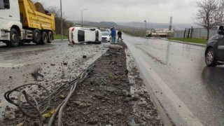 Sultangazide refüje çarpan otomobil, aydınlatma direğini devirip karşı şeride geçti: 2 yaralı