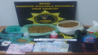 Şüpheli şahısların üzerinden 1 kilo 287 gram uyuşturucu çıktı