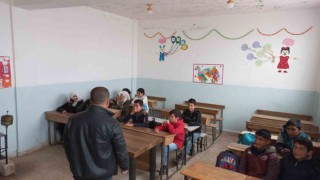 Suriyede deprem sonrası eğitim çadırlarda başladı