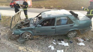 Takla atan otomobilde sıkışan sürücü yaralandı