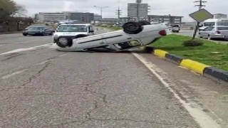 Takla atarak ters dönen otomobildeki 2 kişi yaralandı