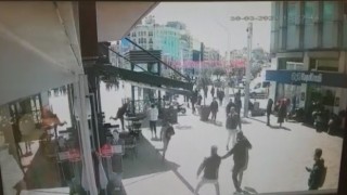 Taksim Meydanında turist kadına kapkaç kamerada: Çay bardağı fırlatıp çelme taktılar