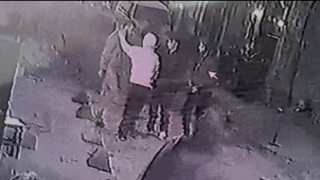 Taksimde bıçaklı “çakmak isteme” kavgası kamerada: Darbedip bıçakladılar