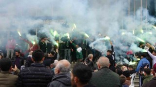 Taraftar yasağında kent merkezini stadyuma çevirdiler
