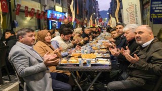 Tarihi cadde peyzaj çalışmasının ardından verilen iftar yemeği ile hizmete açıldı