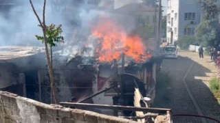 Tarihi mahalledeki ahşap ev alev alev yandı