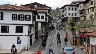 Tarihi şehrin sokaklarını atlarla gezdiler