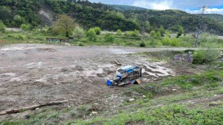 Tarım aracı dere yatağına devrildi: 1 ölü, 1 yaralı
