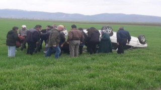 Tarım arazisine devrilen otomobilde 4 kişi yaralandı