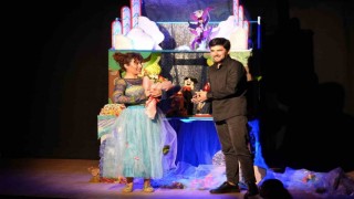 Tarsus Şehir Tiyatrosu Masal Günleri adlı çocuk oyununu sergiledi