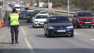 Tatilciler yollara akın etti, 43 ilin geçiş güzergahında trafik yoğunluğu