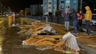Tatvanda fırtına bina çatısını uçurdu, 4 araç hasar gördü