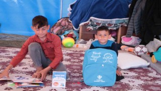 TDV çadır kentte kalan çocuklara okul seti dağıttı