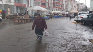 Tekirdağda şiddetli yağış: Sokaklar adeta dereye döndü