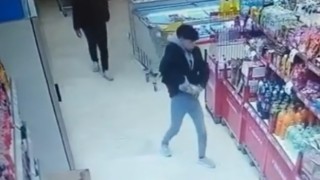 Tereyağı ve saç düzleştirici çalan hırsızlar güvenlik kamerasında