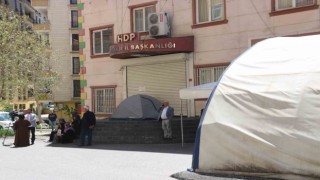 Terör mağduru aileler bayramda da HDP binası önünde evlatlarının yolunu gözlüyor