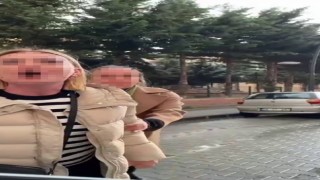 Ters yöne girdi, yol verilmeyince aracı tekmeledi