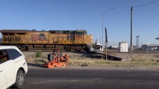 Texasta yük treni raylardaki aracı biçti