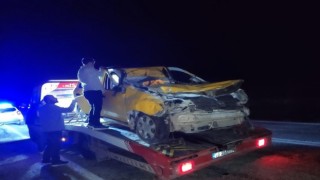 Ticari taksi tıra çarptı: 1 yaralı