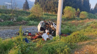 Tirede minibüs elektrik direğine çarptı: 2 ölü, 1 yaralı