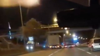 Tırı sıkıştıran otomobil sürücüsü kazaya sebep oldu
